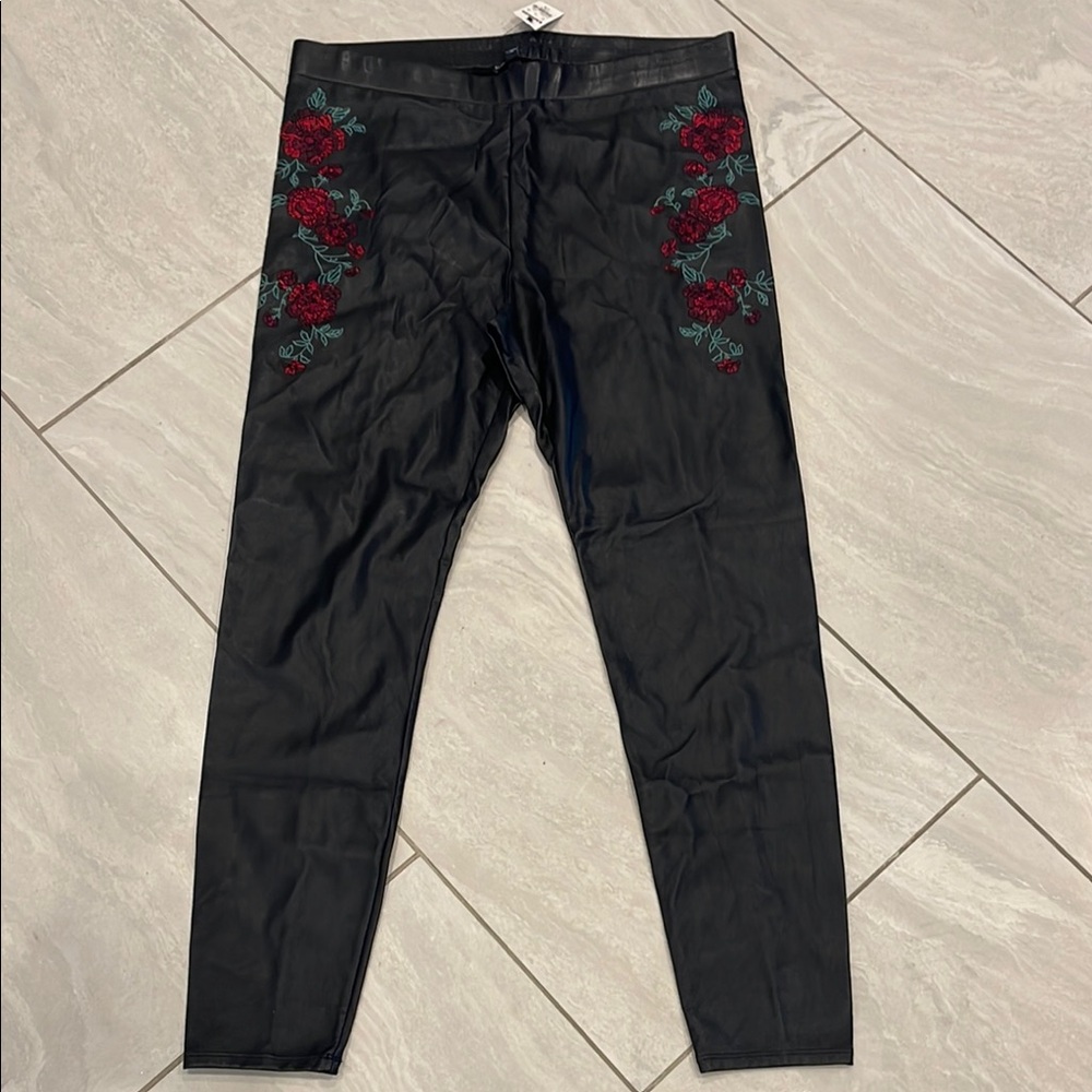 Express NWT Black faux leather Leggings Red Floral Embroidery size Large